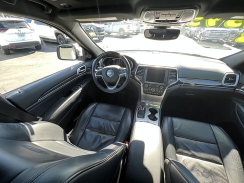 Used 2018 Jeep Grand Cherokee Overland AWD/4WD image 15