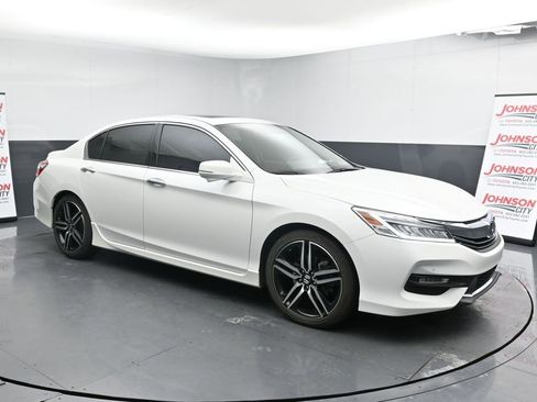 Used 2016 Honda Accord Touring image 2