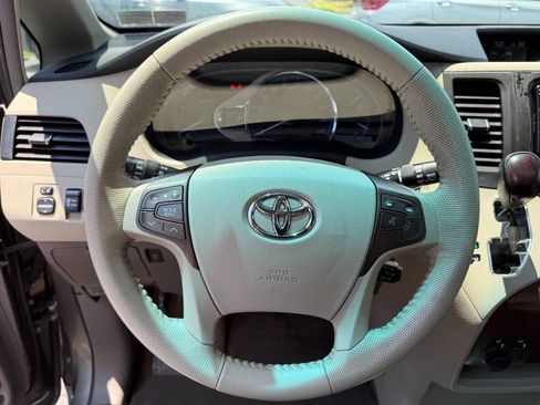 Used 2012 Toyota Sienna XLE FWD image 16