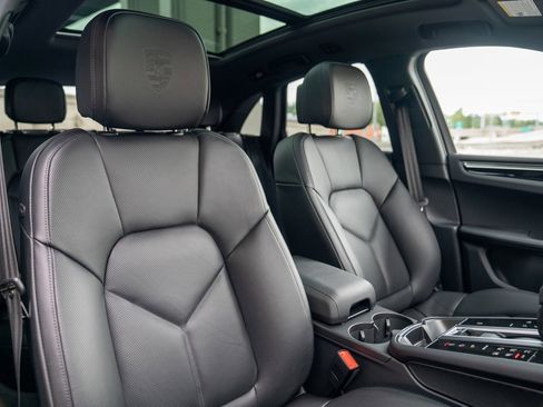 Certified 2025 Porsche Macan AWD/4WD image 23