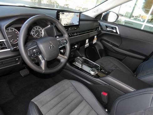 New 2025 Mitsubishi Outlander SE image 13