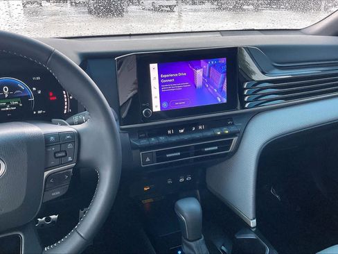 Used 2025 Toyota Camry SE image 7