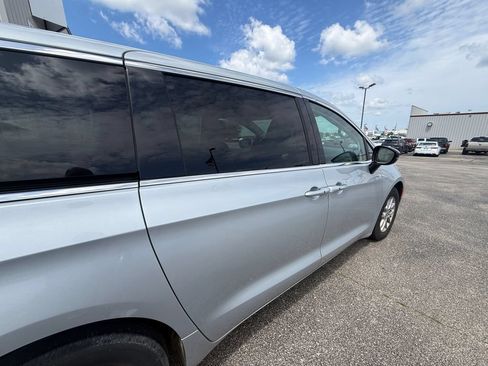 Used 2024 Chrysler Pacifica Touring-L FWD image 38