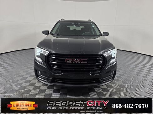 Used 2022 GMC Terrain SLE w/ Driver Convenience Package image 2