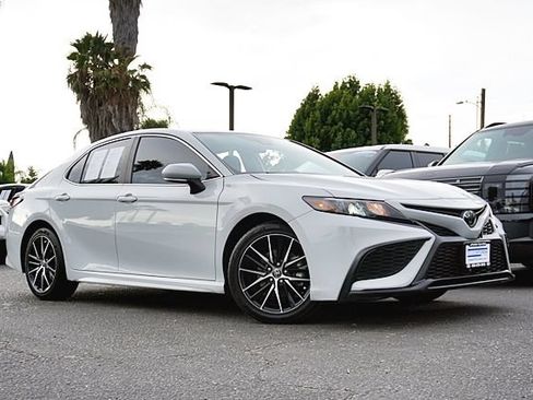 Used 2023 Toyota Camry SE FWD image 2