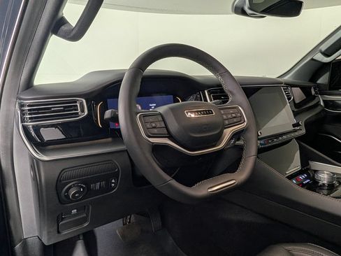 Used 2023 Jeep Wagoneer Series II RWD image 4