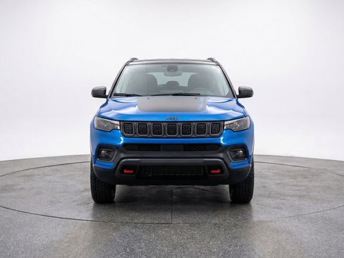 Used 2025 Jeep Compass Trailhawk AWD/4WD image 2