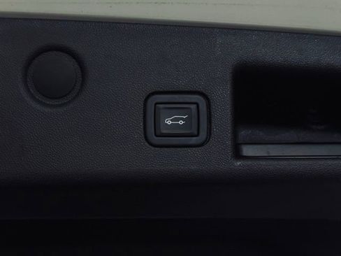 Used 2023 Chevrolet Equinox LT w/ Driver Convenience Package image 12