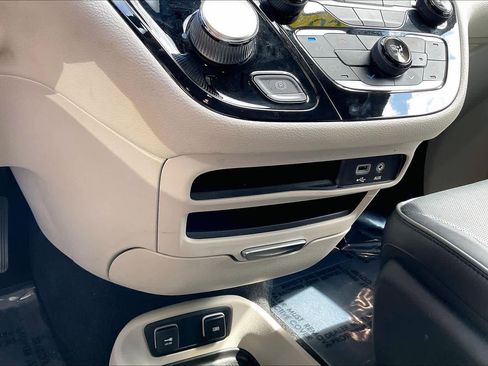 Used 2020 Chrysler Pacifica Limited image 32
