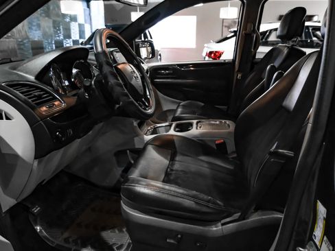 Used 2018 Dodge Grand Caravan SXT FWD image 4