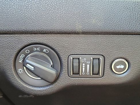 Used 2019 Chrysler 300 Touring w/ Chrome Appearance Package image 26