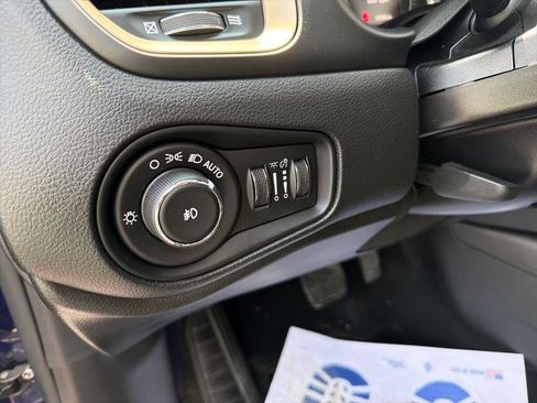 Used 2016 Jeep Renegade Latitude AWD/4WD image 12