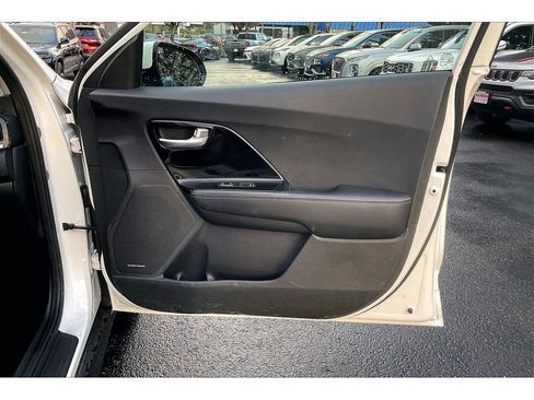 Used 2022 Kia Niro EX image 24