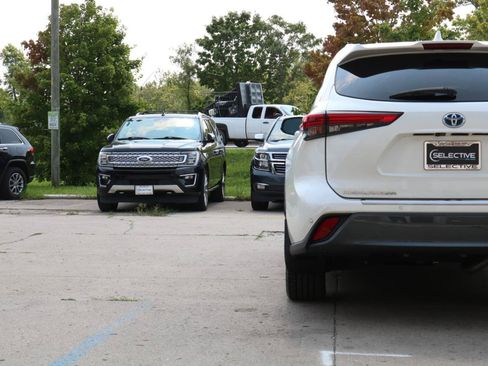 Used 2021 Toyota Highlander Limited AWD/4WD image 12