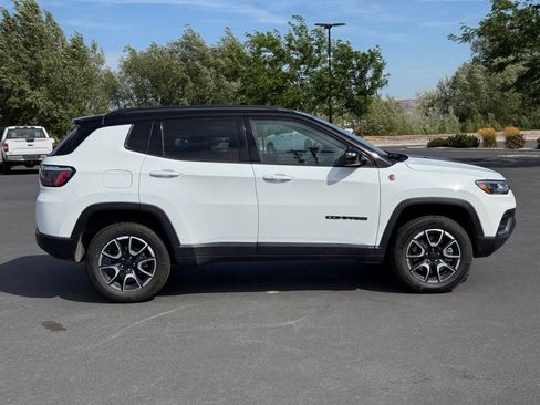 Used 2024 Jeep Compass Trailhawk w/ Trailhawk Convenience Group AWD/4WD image 8