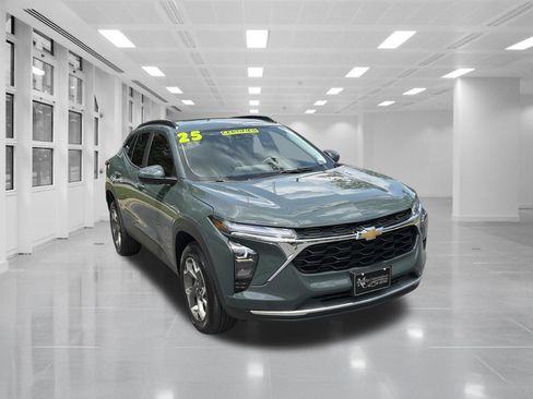Used 2025 Chevrolet Trax LT w/ Driver Confidence Package FWD image 3