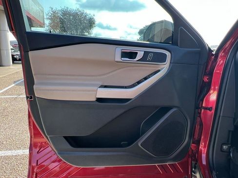 Used 2022 Ford Explorer XLT image 16