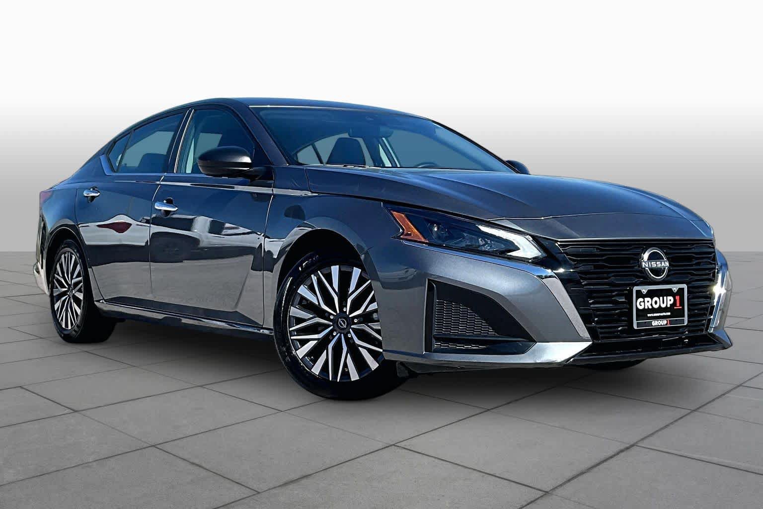 Used 2025 Nissan Altima 2.5 SV FWD image 3
