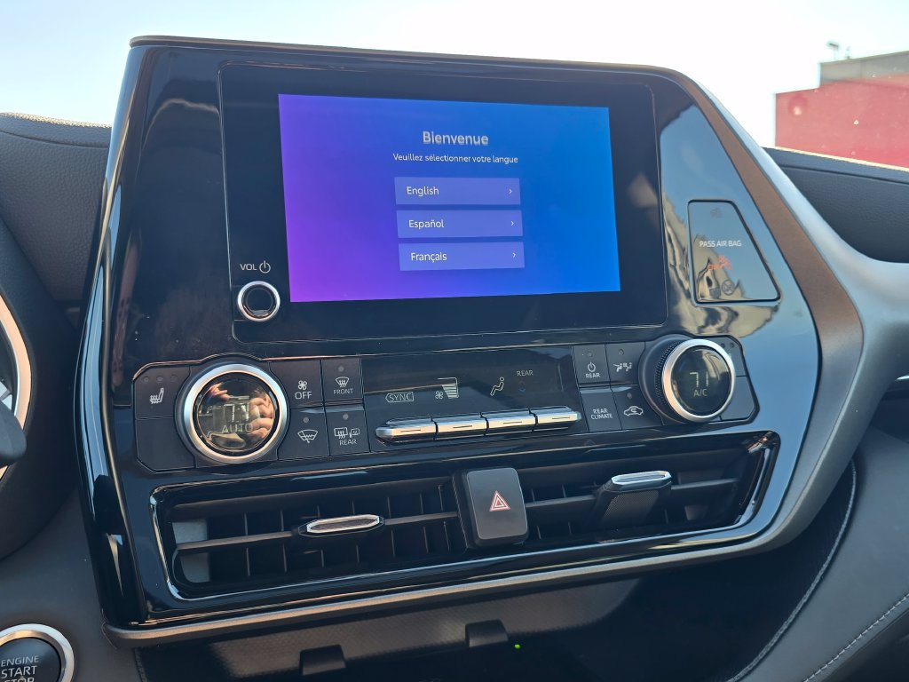 Used 2024 Toyota Highlander XLE AWD/4WD image 29