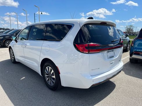 Used 2024 Chrysler Pacifica Limited FWD image 5