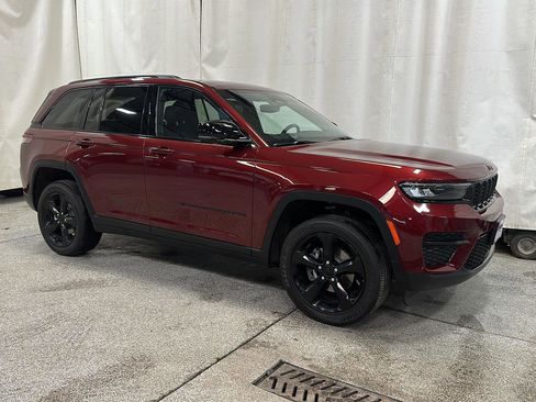 Used 2023 Jeep Grand Cherokee Altitude AWD/4WD image 7