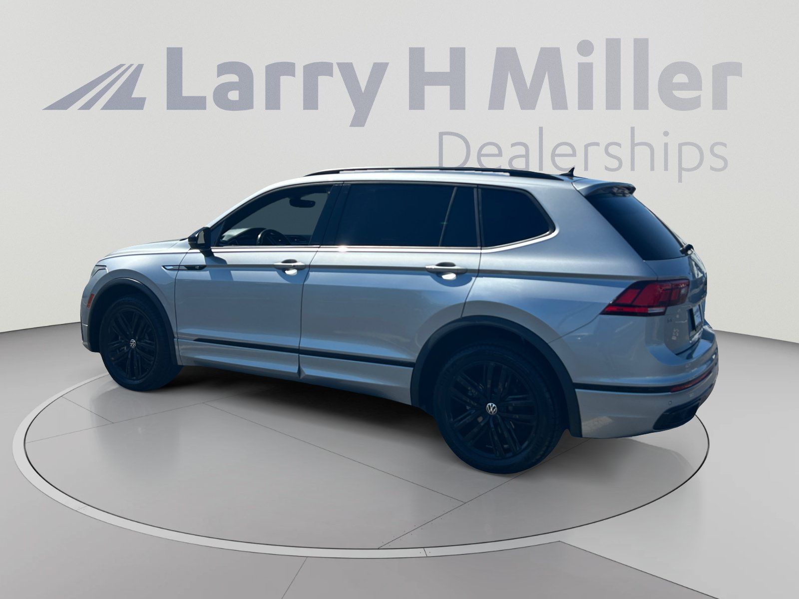 Used 2022 Volkswagen Tiguan SE R-Line FWD image 3