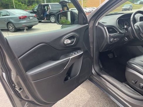Used 2019 Jeep Cherokee Latitude Plus w/ Comfort/Convenience Group FWD image 5
