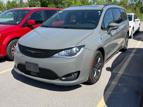 Used 2020 Chrysler Pacifica Limited w/ Advanced Safetytec Group image 1