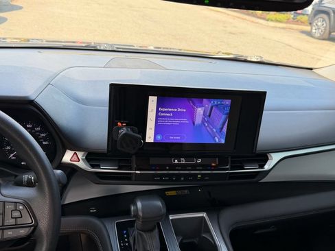 Used 2025 Toyota Sienna LE w/ LE Plus Package FWD image 23