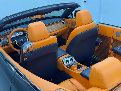 Used 2017 Rolls-Royce Dawn RWD image 21