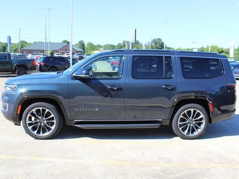 Used 2023 Jeep Wagoneer Series II w/ Premium Group I AWD/4WD image 2