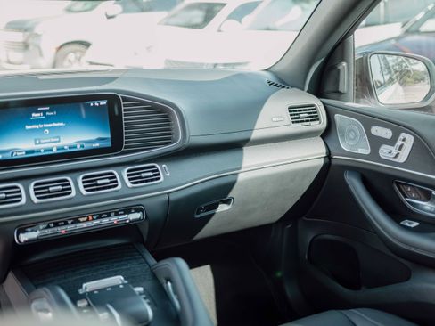 Used 2024 Mercedes-Benz GLS 450 4MATIC image 9