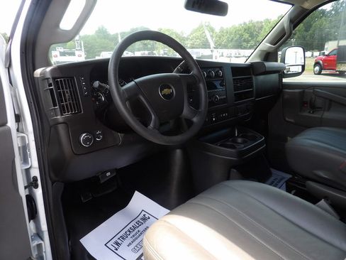 Used 2018 Chevrolet Express 2500 Extended RWD image 16