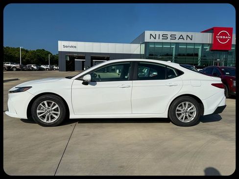 Used 2025 Toyota Camry LE FWD image 5