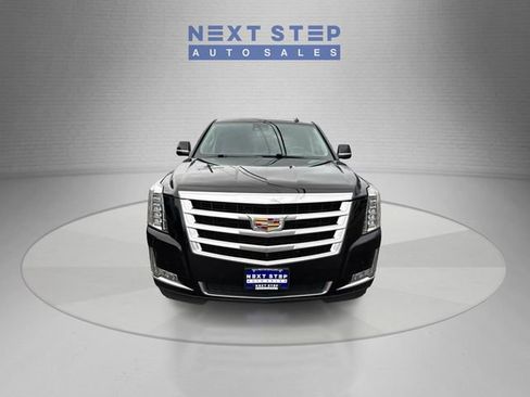 Used 2018 Cadillac Escalade ESV Luxury image 2