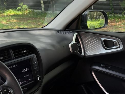 Used 2025 Kia Soul LX w/ LX Technology Package FWD image 32