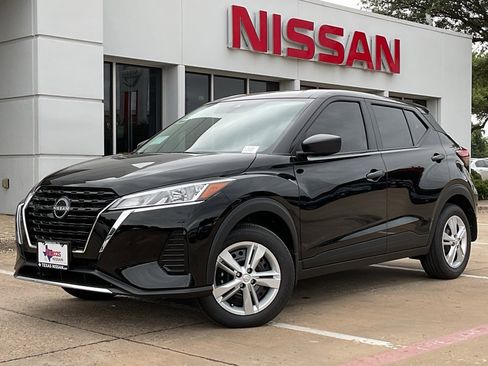 New 2025 Nissan Kicks Play S image 2