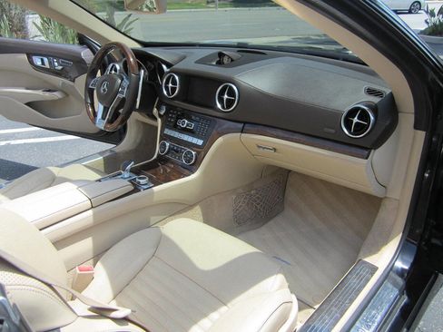 Used 2013 Mercedes-Benz SL 550 image 28