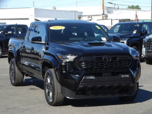 Used 2025 Toyota Tacoma TRD Sport image 2