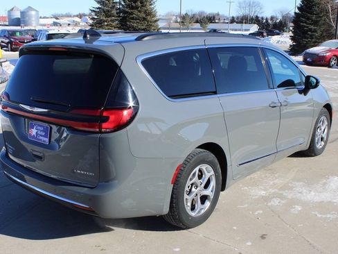 Used 2023 Chrysler Pacifica Limited FWD image 7