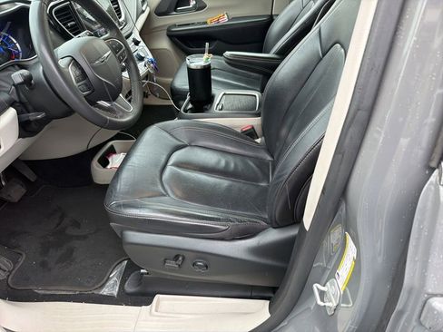 Used 2022 Chrysler Pacifica Touring-L FWD image 9