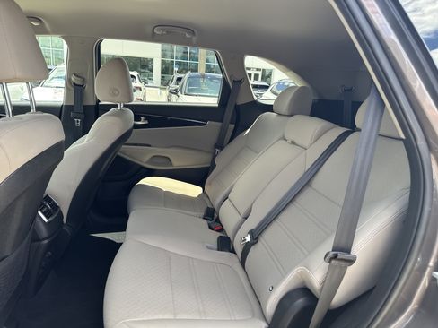 Used 2019 Kia Sorento FWD image 18