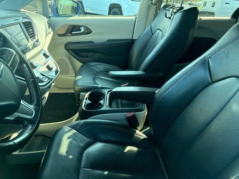 Used 2019 Chrysler Pacifica Touring-L FWD image 12