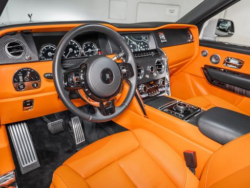 Used 2022 Rolls-Royce Cullinan w/ Dark Exterior Package image 17