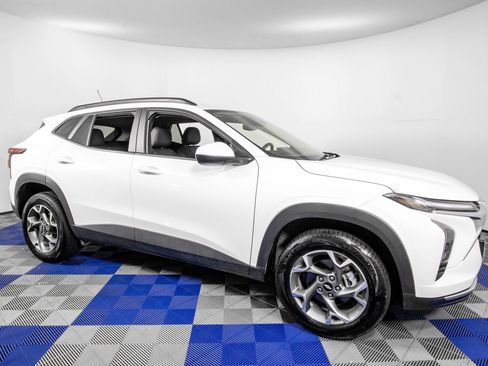 Used 2025 Chevrolet Trax LT FWD image 1