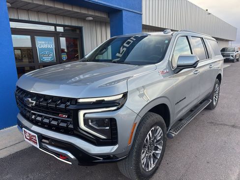 Used 2025 Chevrolet Suburban Z71 image 2