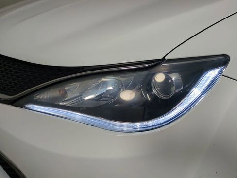 Used 2019 Chrysler Pacifica Limited w/ Tire & Wheel Group image 10