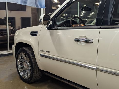Used 2014 Cadillac Escalade Platinum image 9