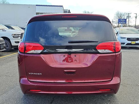 Used 2022 Chrysler Voyager LX image 5