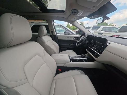 Certified 2025 Nissan Pathfinder SL w/ SL Premium Package FWD image 3